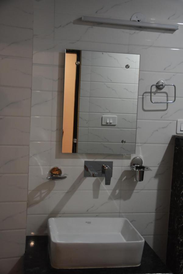 Hotel De Luxe Basai Road Gurgaon Exterior photo