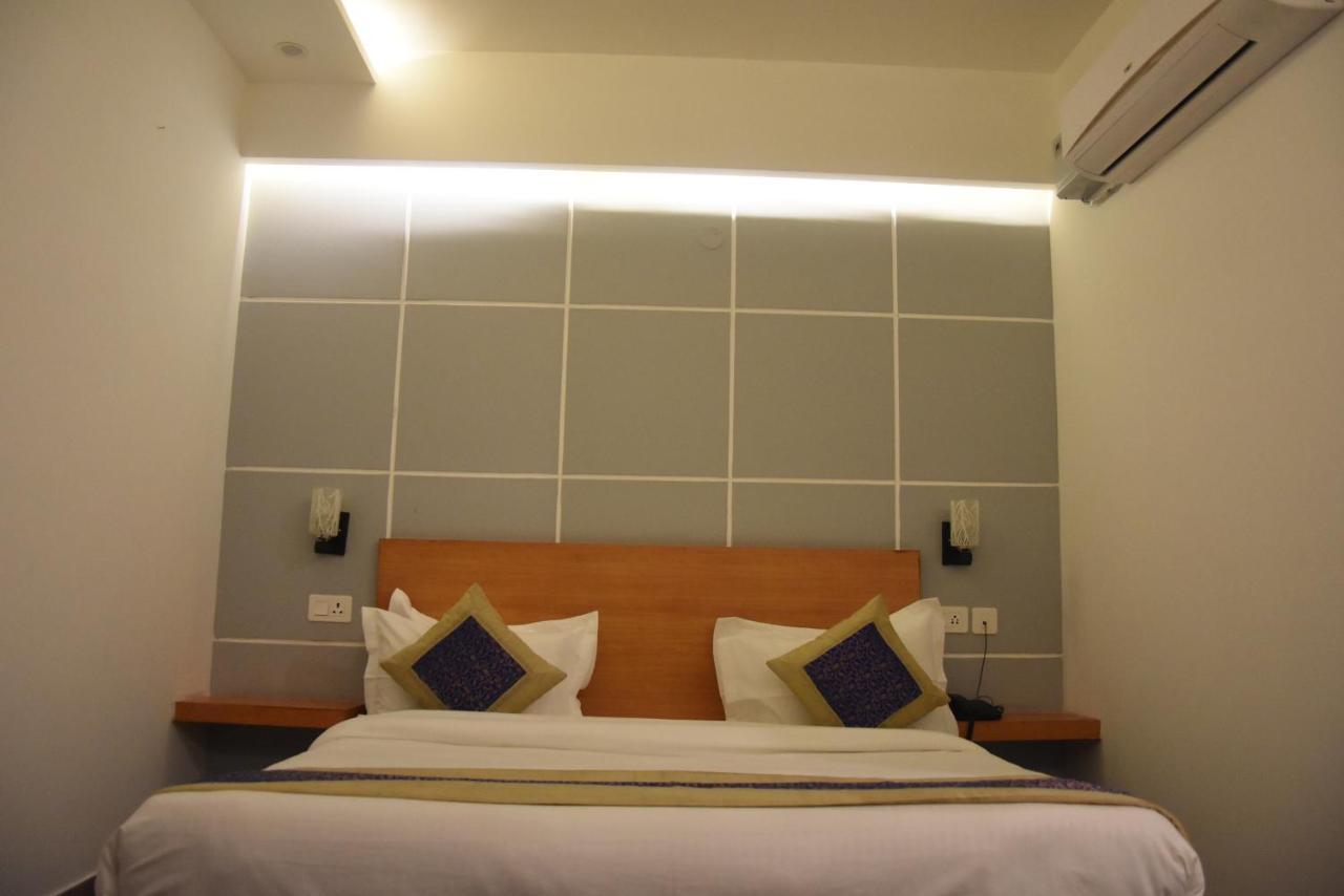 Hotel De Luxe Basai Road Gurgaon Exterior photo