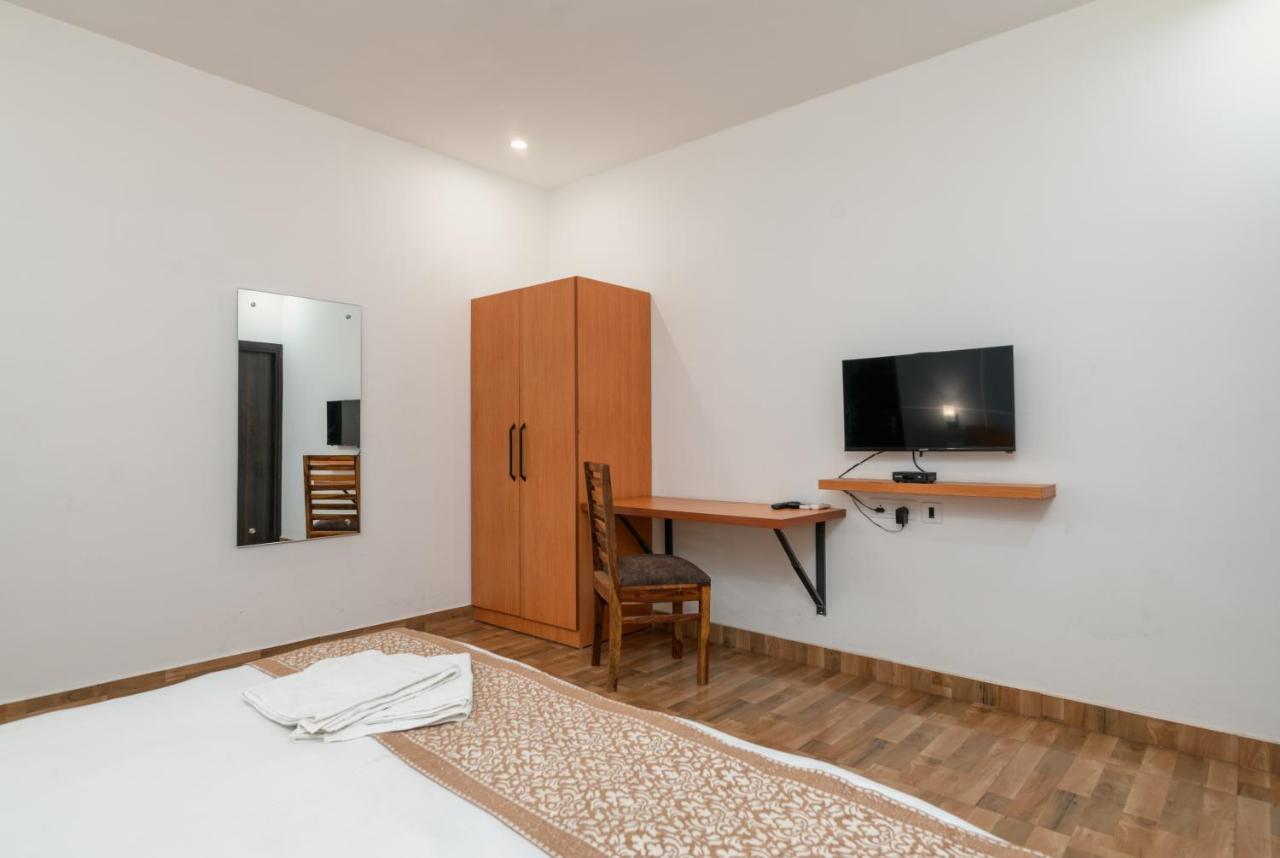 Hotel De Luxe Basai Road Gurgaon Exterior photo