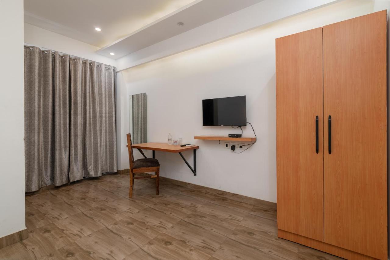 Hotel De Luxe Basai Road Gurgaon Exterior photo